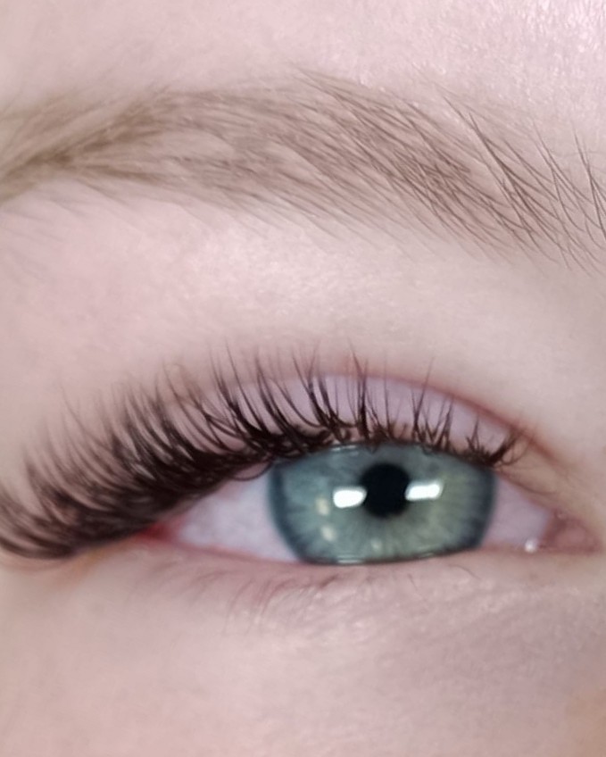 Lichte ogen met een volle set wimperextensions