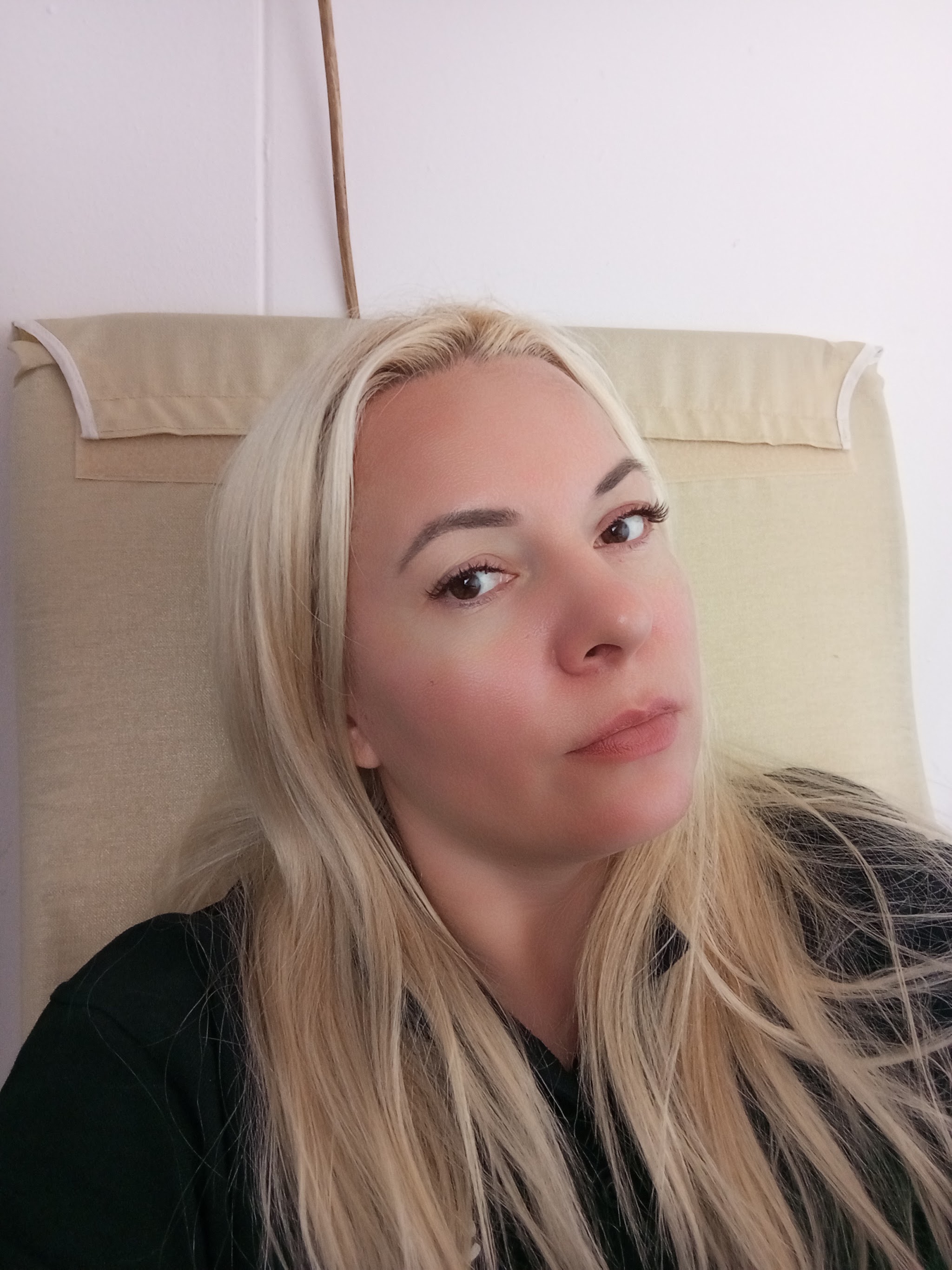 Tetiana, eigenaar van Harmony & Beauty, in de behandelstoel