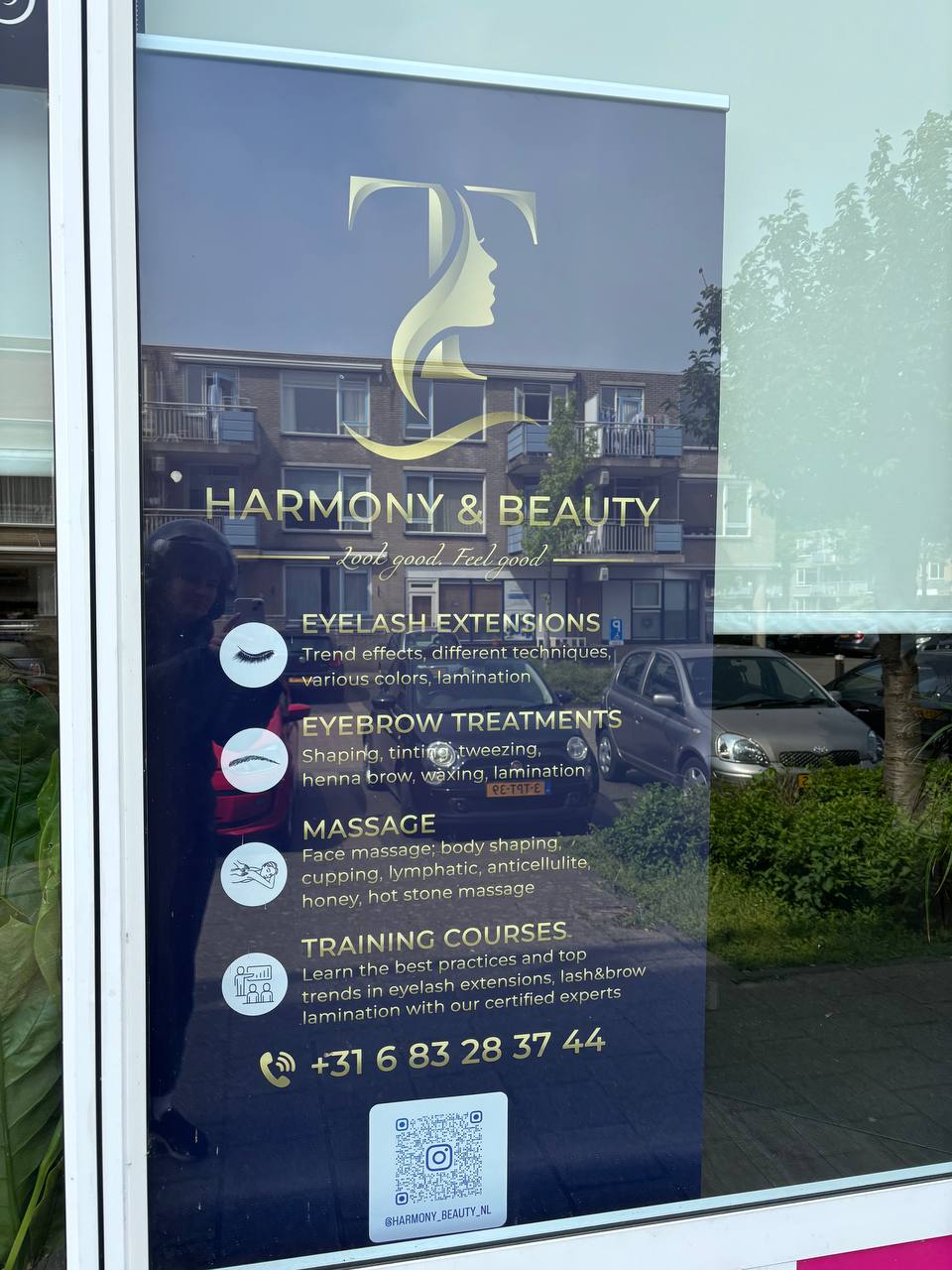 Raamposter van Harmony & Beauty met wimperextensions, wenkbrauwen, massage en trainingen