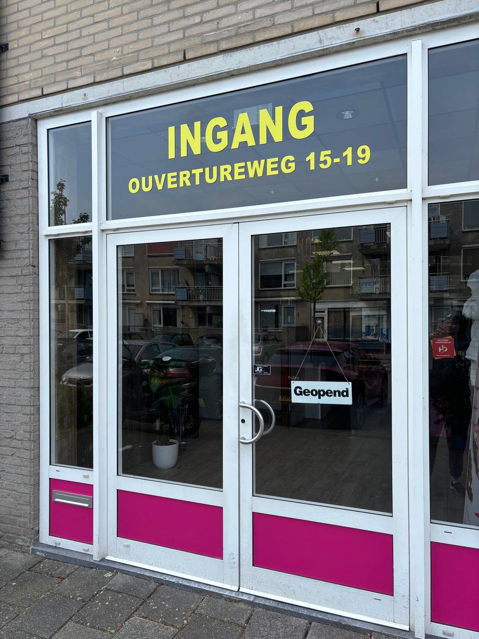 De ingang aan de Ouvertureweg 15-19 in Alphen aan den Rijn