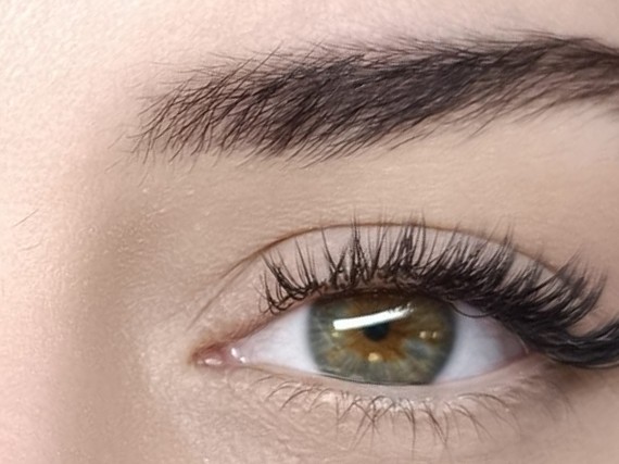 Oog met wimperextensions en een strak gevormde wenkbrauw